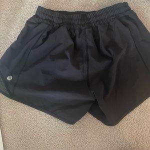 Lululemon Low-Rise Hotty Hot Shorts Size 6 Black 4 Inch